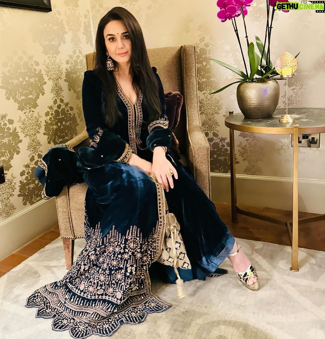 Preity Zinta Instagram - बस यू ही ❤️🪔💫🎉🪔 #दिवाली #पार्टी #टिंग। London, England, UK
