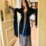 Preity Zinta Instagram - Diwali Mood 🪔💫🎉. #HappyDiwali. #Ting. Styled by @leepakshiellawadi Outfit @sureenachowdhri Bag @thepinkpotli 💄 @jaykanojia 💇‍♀️ @francesccardonahair Jewellery @auroras.collection Managed by @bhakteevakil London, England, UK