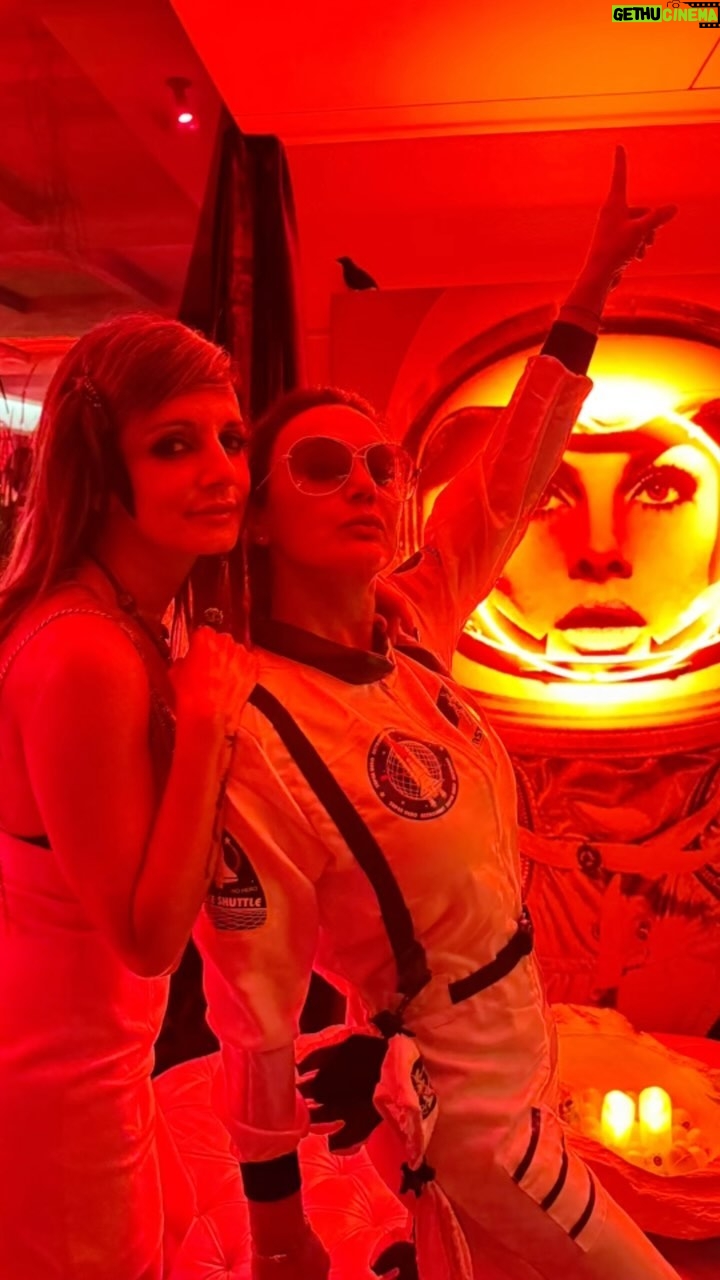 Preity Zinta Instagram - Happy Birthday Halloween Estyle ❤️ Had so much fun @suzkr 🤩 Thank you so much for the maddest n baddest evening. I almost missed my flight. Love you to the moon n back 😍 #HappyBirthday #happyhalloween #ting Mumbai - मुंबई