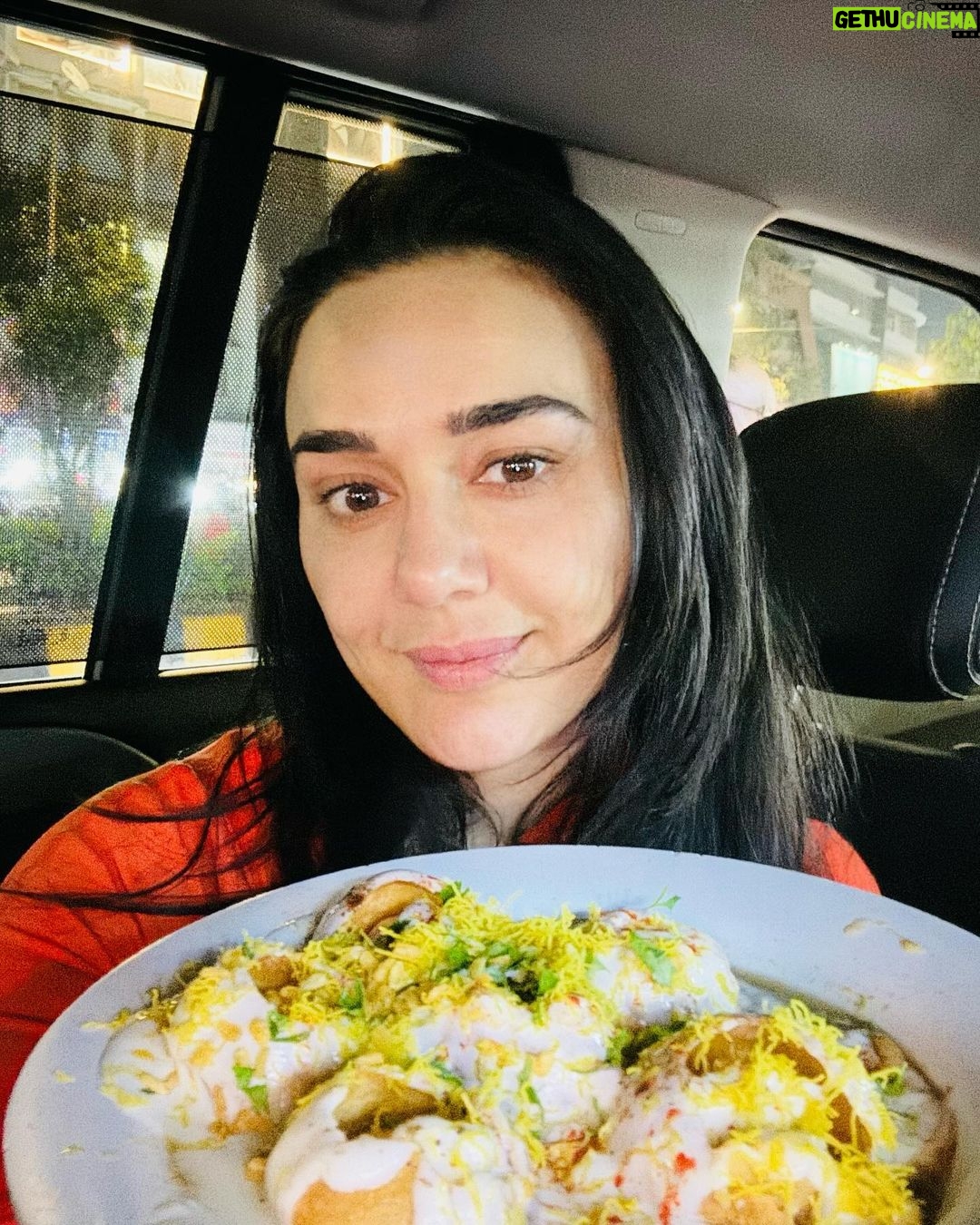 Preity Zinta Instagram - दहीं पूरी हो तो एसी हों वरना न हों ❤️ #dahipuri #streetfood #yummm Mumbai - मुंबई