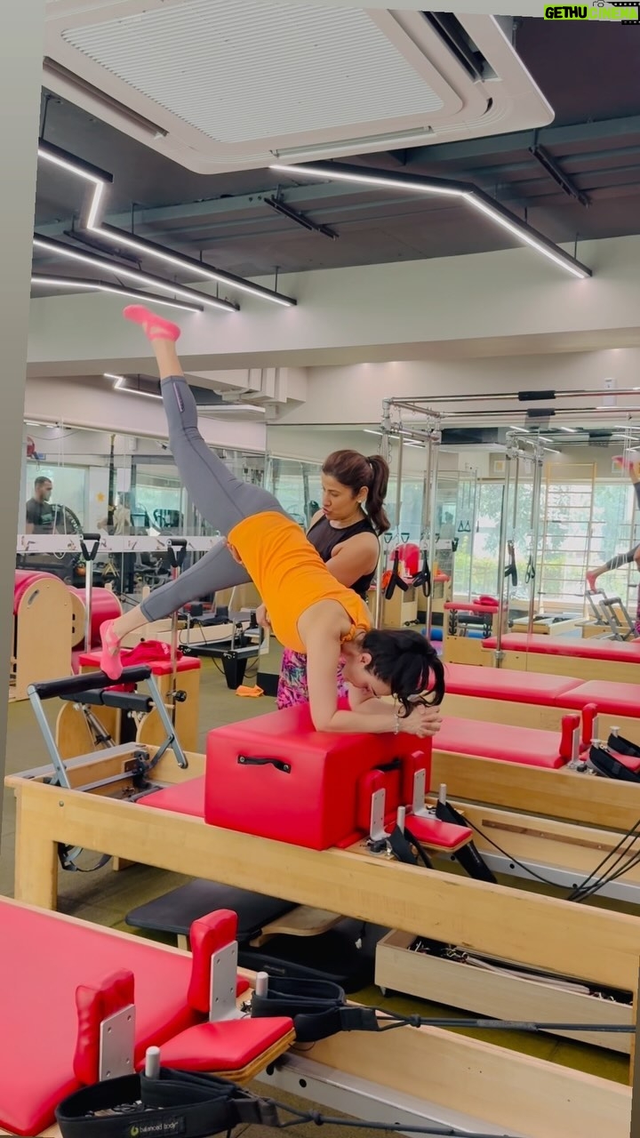 Preity Zinta Instagram - The fastest way to get rid of the jet lag & stiffness in my body after a 24 hour flight when I land in Mumbai 👊 Thanks @yasminkarachiwala for always having my back and taking care of it. I love you ❤️ #ting Mumbai, Maharashtra