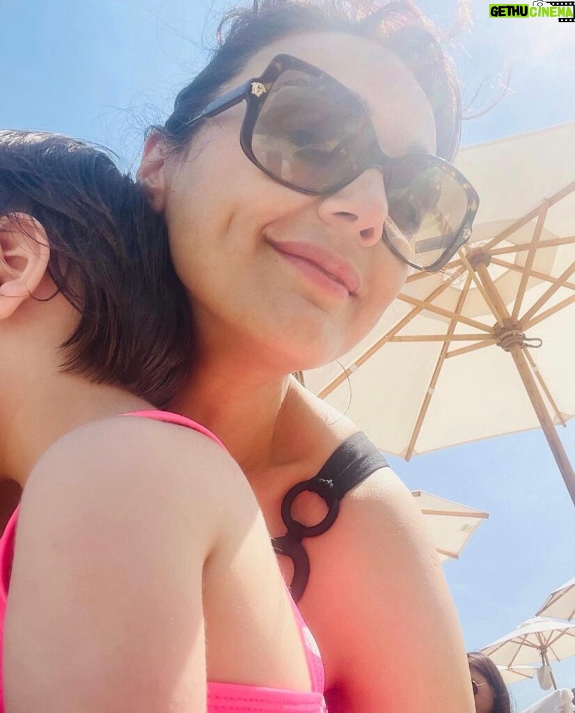 Preity Zinta Instagram - Beach days ❤️ so much to be grateful for 🙏 #ting