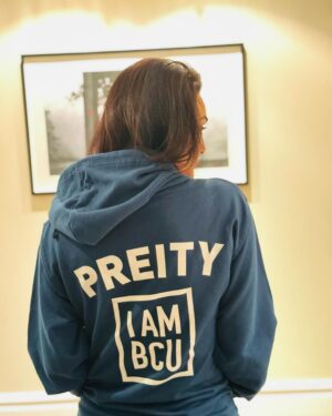 Preity Zinta Instagram - Flaunting my new jumper from @mybcu  Thank you so much for the love & for the honorary doctorate 🙏  I will will always wear it with pride 💙  #ting  #gratitude