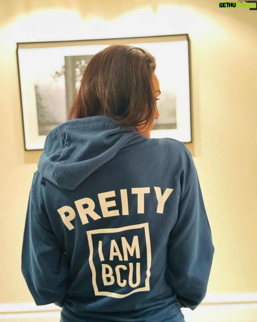 Preity Zinta Instagram - Flaunting my new jumper from @mybcu Thank you so much for the love & for the honorary doctorate 🙏 I will will always wear it with pride 💙 #ting #gratitude