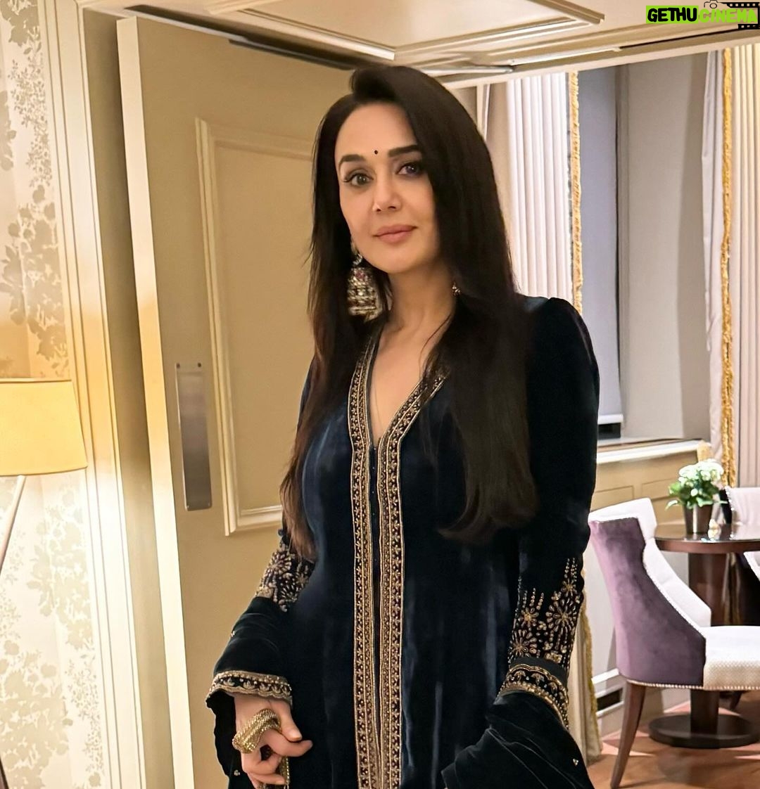 Preity Zinta Instagram - बस यू ही ❤️🪔💫🎉🪔 #दिवाली #पार्टी #टिंग। London, England, UK