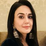 Preity Zinta Instagram - Diwali Mood 🪔💫🎉. #HappyDiwali. #Ting. Styled by @leepakshiellawadi Outfit @sureenachowdhri Bag @thepinkpotli 💄 @jaykanojia 💇‍♀️ @francesccardonahair Jewellery @auroras.collection Managed by @bhakteevakil London, England, UK