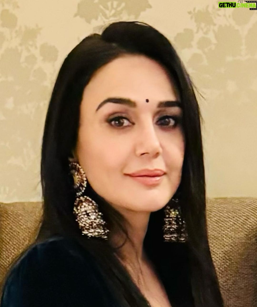 Preity Zinta Instagram - Diwali Mood πͺπ«π. #HappyDiwali. #Ting. Styled by @leepakshiellawadi Outfit @sureenachowdhri Bag @thepinkpotli π @jaykanojia πββοΈ @francesccardonahair Jewellery @auroras.collection Managed by @bhakteevakil London, England, UK