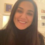Preity Zinta Instagram - आज जब मैंने एक मीडिया आर्टिकल में पढ़ा की मेरा असली नाम प्रीतम सिंह ज़िंटा है तो मुझसे रहा नहीं गया । में आपसे यह कहना चाहती हूँ की यह फेक न्यूज़ है। सच तो यह है की हमारी फ़िल्म “सोल्जर” के सेट पर @iambobbydeol मुझे मज़ाक़ से प्रीतम सिंह बुलाते थे। फ़िल्म हिट हो गये, हमारी दोस्ती गेहरी हो गई और यह नाम मेरे सात ऐसा चिपका की अभी तक मेरा पीछा ही नहीं छोड़ रहा 🙈 तब से आज तक में लोगों को बोल बोल के थक चुकी हूँ की मेरा असली नाम प्रीति ज़िंटा है और मैंने फ़िल्म इंडस्ट्री में आने के बाद अपना नाम नहीं बदला। आशा करती हूँ की मीडिया वाले एस सफ़ाई के बाद अपनी गलती ठीक कर देगें 🙏 #प्रीतिज़िंटा #प्रीतिजीज़िंटा #लॉर्डबोबीडियोल #टिंग❤️
