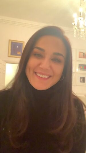 Preity Zinta Instagram - आज जब मैंने एक मीडिया आर्टिकल में पढ़ा की मेरा असली नाम प्रीतम सिंह ज़िंटा है तो मुझसे रहा नहीं गया । में आपसे यह कहना चाहती हूँ की यह फेक न्यूज़ है। सच तो यह है की हमारी फ़िल्म “सोल्जर” के सेट पर @iambobbydeol मुझे मज़ाक़ से प्रीतम सिंह बुलाते थे। फ़िल्म हिट हो गये, हमारी दोस्ती  गेहरी हो गई और यह नाम मेरे सात ऐसा चिपका की अभी तक मेरा पीछा ही नहीं छोड़ रहा 🙈 तब से आज तक में लोगों को बोल बोल के थक चुकी हूँ की मेरा असली नाम प्रीति ज़िंटा है और मैंने फ़िल्म इंडस्ट्री में आने के बाद अपना नाम नहीं बदला। आशा करती हूँ की मीडिया वाले एस सफ़ाई के बाद अपनी गलती ठीक कर देगें 🙏 #प्रीतिज़िंटा #प्रीतिजीज़िंटा #लॉर्डबोबीडियोल #टिंग❤️