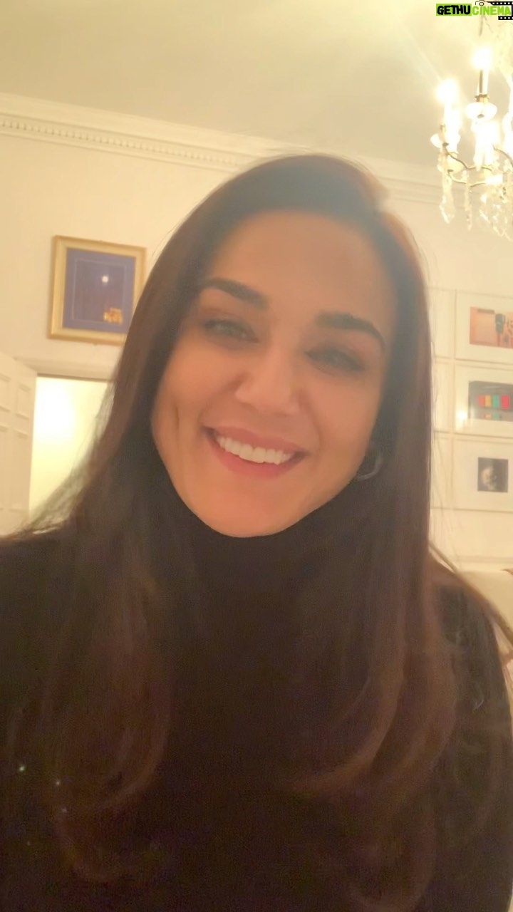 Preity Zinta - 712K Likes - आज जब मैंने एक मीडिया आर्टिकल में पढ़ा की मेरा असली नाम प्रीतम सिंह ज़िंटा है तो मुझसे रहा नहीं गया । में आपसे यह कहना चाहती हूँ की यह फेक न्यूज़ है। सच तो यह है की हमारी फ़िल्म “सोल्जर” के सेट पर @iambobbydeol मुझे मज़ाक़ से प्रीतम सिंह बुलाते थे। फ़िल्म हिट हो गये, हमारी दोस्ती गेहरी हो गई और यह नाम मेरे सात ऐसा चिपका की अभी तक मेरा पीछा ही नहीं छोड़ रहा 🙈 तब से आज तक में लोगों को बोल बोल के थक चुकी हूँ की मेरा असली नाम प्रीति ज़िंटा है और मैंने फ़िल्म इंडस्ट्री में आने के बाद अपना नाम नहीं बदला। आशा करती हूँ की मीडिया वाले एस सफ़ाई के बाद अपनी गलती ठीक कर देगें 🙏 #प्रीतिज़िंटा #प्रीतिजीज़िंटा #लॉर्डबोबीडियोल #टिंग❤️
