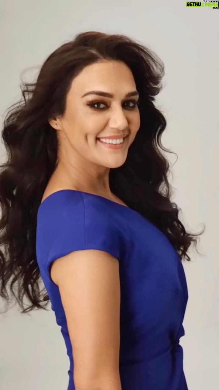 Preity Zinta - 373.2K Likes - Ending this year on a colourful note with a sneak peek from behind the scenes from my shoot for @kamdhenu_paints. Wishing all of you a happy & prosperous New Year filled with every colour of love & happiness from me and Kamdhenu paints ❤️ दिल के रंग दीवारो पे 🎉⭐️🎉 #Ting #Happynewyear #2024.
📷 @rahuljhangiani
💄 @anilc68
💇♀️ @amitthakur_hair
👗 @aasthasharma
Managed by @bhakteevakil