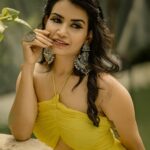 Priya Ahuja Instagram - Yellow is my ‘ HAPPY COLOR’ Photographer: @photo_vinayak Team: @zerographyvlogs Stylist: @style_deintrepide Jewellery by: @silver.kiosk Makeup: @makeoverbydipika Location: @vloungedeck & @bageecha_bytouchofclass