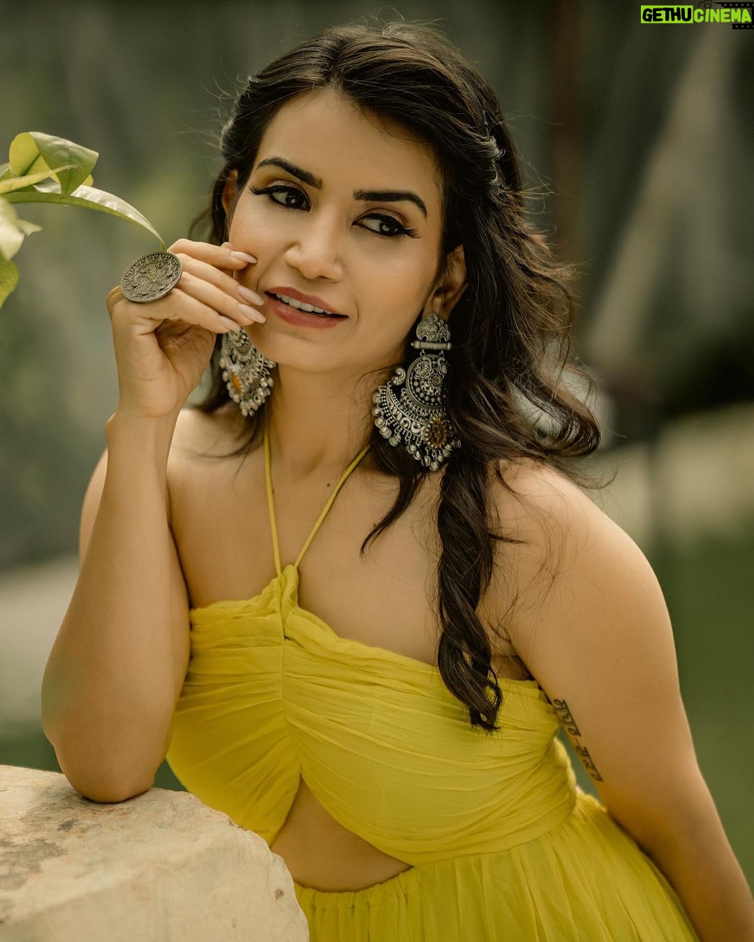 Priya Ahuja Instagram - Yellow is my ‘ HAPPY COLOR’ Photographer: @photo_vinayak Team: @zerographyvlogs Stylist: @style_deintrepide Jewellery by: @silver.kiosk Makeup: @makeoverbydipika Location: @vloungedeck & @bageecha_bytouchofclass