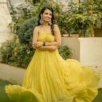 Priya Ahuja Instagram - Yellow is my ‘ HAPPY COLOR’ Photographer: @photo_vinayak Team: @zerographyvlogs Stylist: @style_deintrepide Jewellery by: @silver.kiosk Makeup: @makeoverbydipika Location: @vloungedeck & @bageecha_bytouchofclass