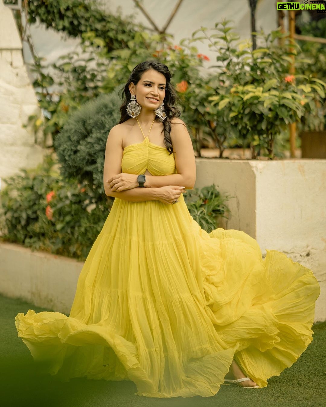 Priya Ahuja Instagram - Yellow is my ‘ HAPPY COLOR’ Photographer: @photo_vinayak Team: @zerographyvlogs Stylist: @style_deintrepide Jewellery by: @silver.kiosk Makeup: @makeoverbydipika Location: @vloungedeck & @bageecha_bytouchofclass