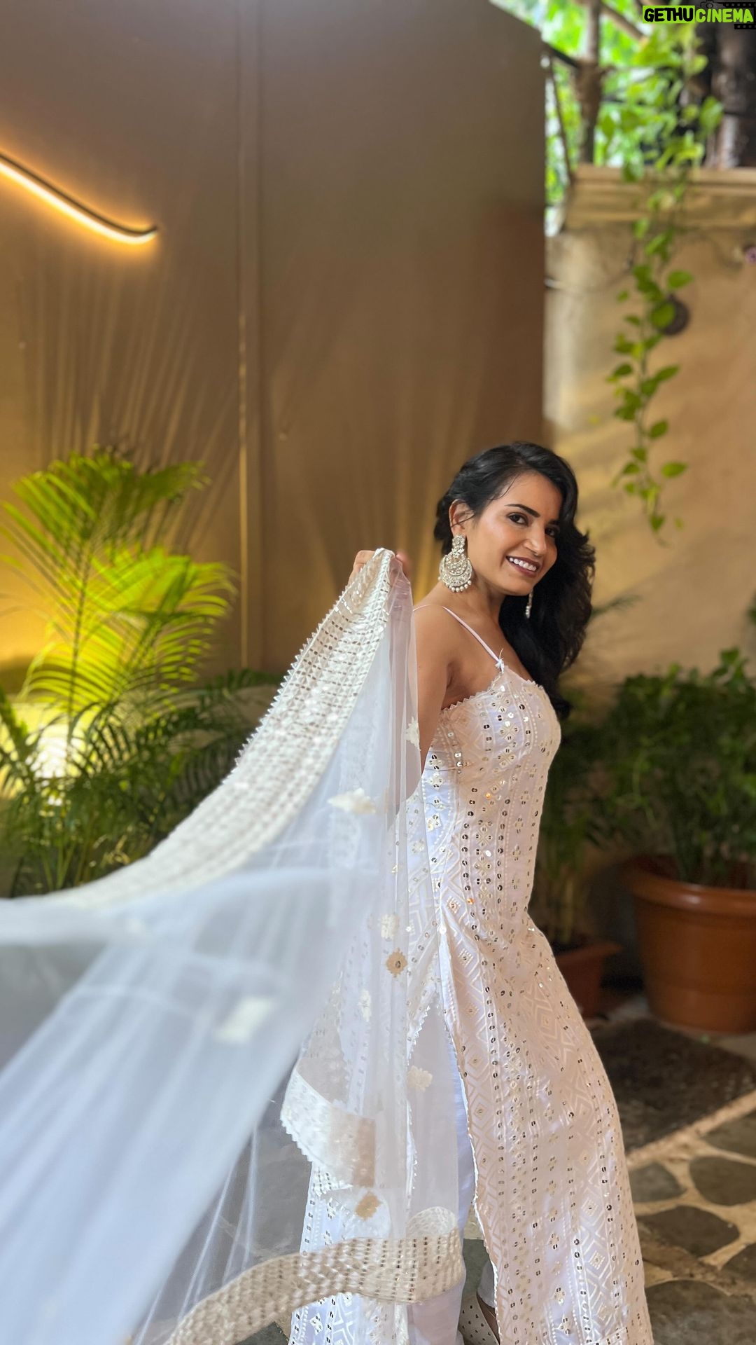 Priya Ahuja Instagram - The moment when you realize you don’t need much to do to look good. This is the magic of traditional outfits! . Outfit: @bollywood__shop34 Make-up: @makeoverbydipika Location: @cafeisvara . #reelinstgram #reelkarofeelkaro #traditionalwear #desigirl #instgrampost