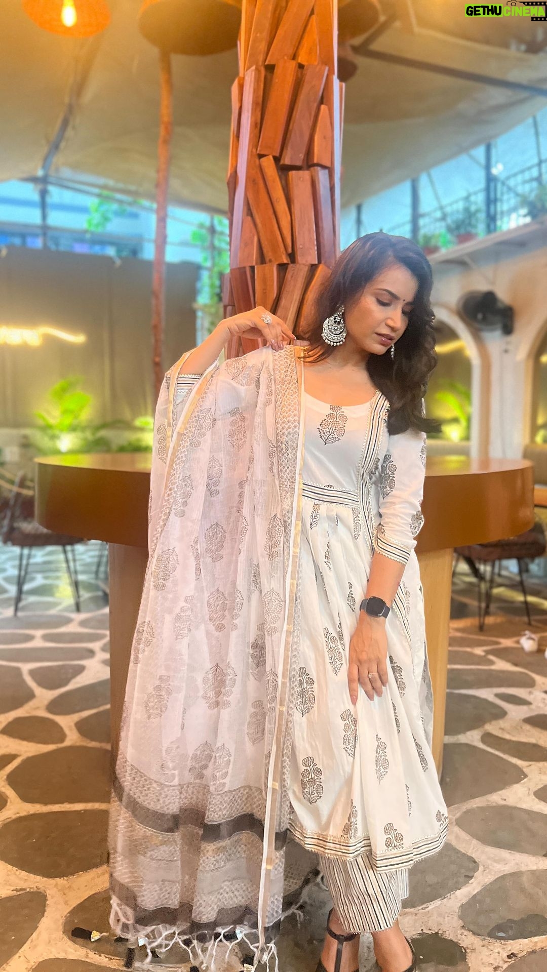 Priya Ahuja Instagram - Modern thinking, traditional look. What a perfect match! Outfit: @ursh.thelabel Make-up: @makeoverbydipika Location: @cafeisvara #reelinstgram #reelkarofeelkaro #traditionalwear #desigirl #reelsofinstagram