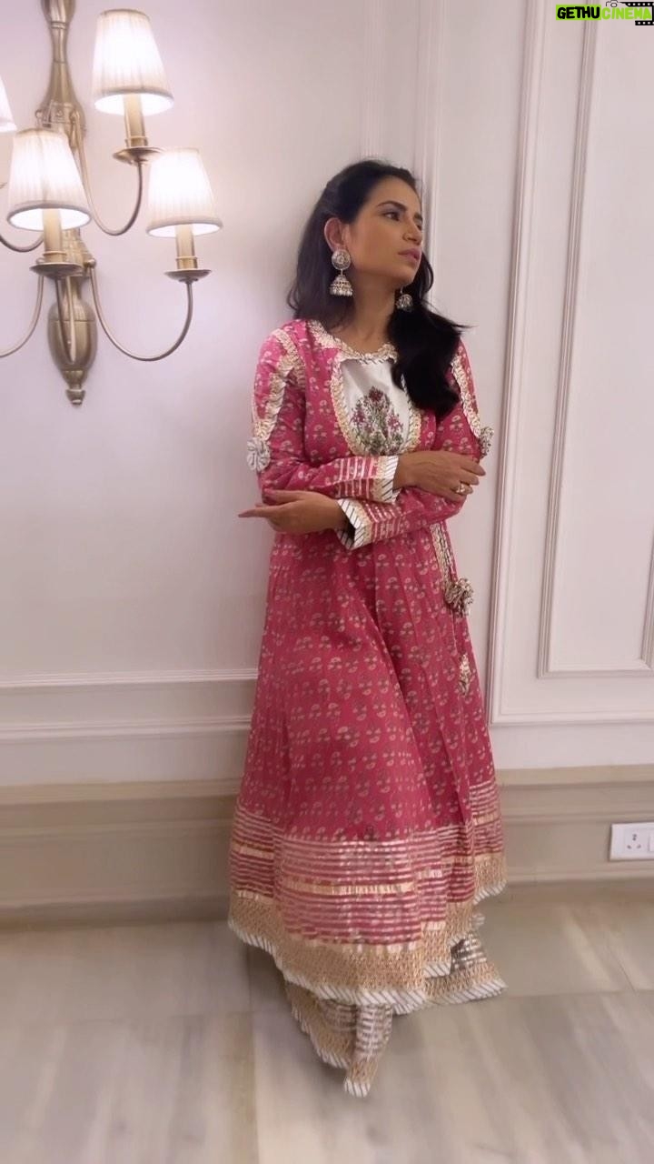Priya Ahuja Instagram - Optimism is a happiness magnet. If you stay positive, good things and good people will be drawn to you. Styled n video by: @style_deintrepide Hair: @makeover_byaarti Location: @vloungedeck & @bageecha_bytouchofclass