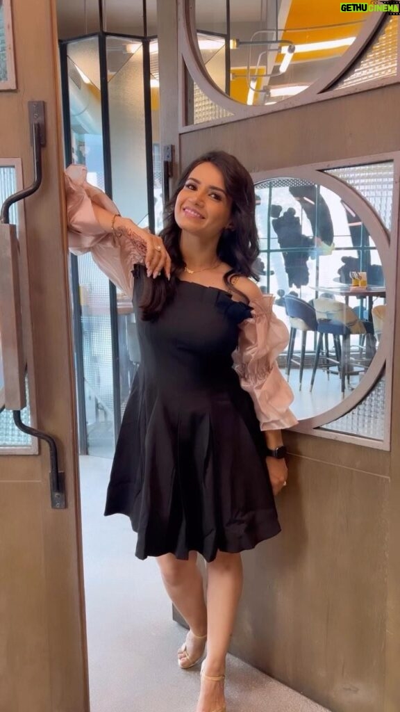 Priya Ahuja Instagram - Beauty is who you are. Jewellery is simply the icing on the cake. Jewellery: @klassy.in Pr: @_anushkapuri_ Stylist: @style_deintrepide Outfit: @meeamifashion Makeup: @makeoverbydipika Location: @145cafeandbar