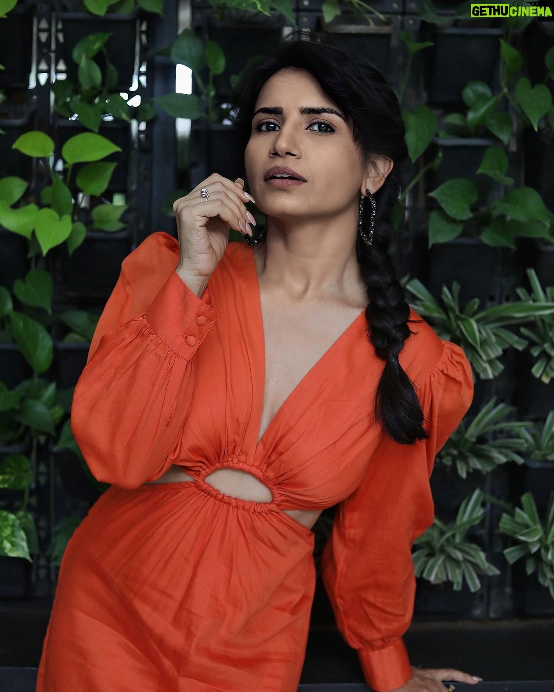 Priya Ahuja Instagram - Lo main bhi aa gayi ‘Thread’ pe! Twitter kabhi hua nahi pata nahi if il b able to match up on Thread Photographer: @portraitdeewana Stylist: @style_deintrepide Outfit: @poppyflower.in Hair: @makeupbyurmee #dressup #picoftheday