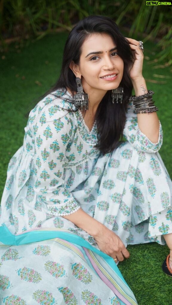 Priya Ahuja Instagram - A desi girl who embraces her roots and spreads her wings Wearing : @indianicstores