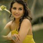 Priya Ahuja Instagram - Yellow is my ‘ HAPPY COLOR’ Photographer: @photo_vinayak Team: @zerographyvlogs Stylist: @style_deintrepide Jewellery by: @silver.kiosk Makeup: @makeoverbydipika Location: @vloungedeck & @bageecha_bytouchofclass