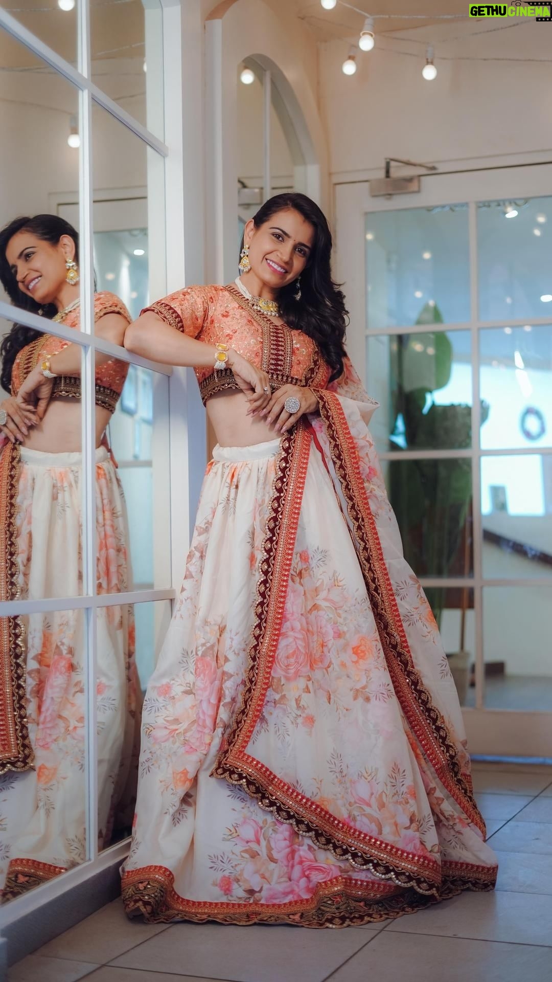 Priya Ahuja Instagram - Embrace your elegance and let it shine 🌸 Outfit: @ethnicplus.in Videographer: @shotbysakar Makeup: @makeupbyurmee Location: @thenestbandra X @avinashnaykodi ( outfit lehnga Indianwear traditional traditional wear )