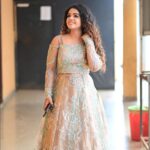 Priya Jerson Instagram – காத்திருந்தால், எதுவும் நடக்காது. இறங்கி போராடு. வெற்றி உன் மகுடம் ஆகும்.
This is just the beginning and needs to learn,work and grow a lot from today. Super singer is not just a competition it’s an emotion and so proud to be a part of it❤️Sharing my victory with equally deserving ones, super talented,my best friends and my biggest supporters @v___pooja and @abhijithanilkumar_ ❤️❤️happy that you guys are a part of my life now. Still can’t believe what all happened on finale and the support you guys gives me makes me emotional all the time. I didn’t expect this support and love and i promise to keep you all entertained whenever I get a chance and surely i will work hard to reach my next goal. Preparing for my next dreams…

📸 : @arvinthiyer
Costume : @styl_chennai