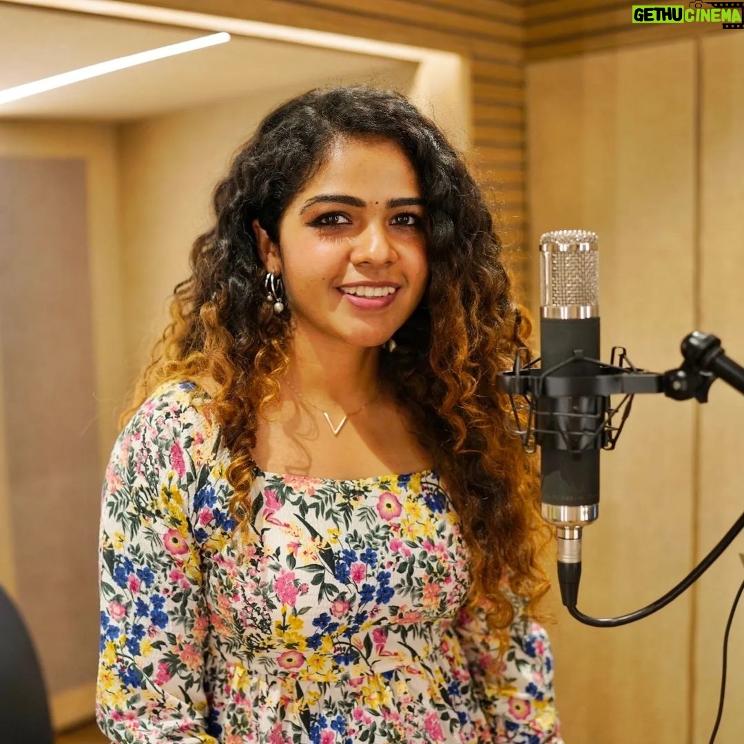 Priya Jerson Instagram - அவரைப்போல் இவரைப்போல் இல்லாமல் உன்னைப்போல் வாழ்ந்து காட்டு♥️♥️♥️Happy August❤️🔥 #supersinger9 #vijaytelevision #vijaytvshow #vijaytv #supersinger #priyajerson #priyajersonsupersinger9 #august #chennai The Mystic's Room
