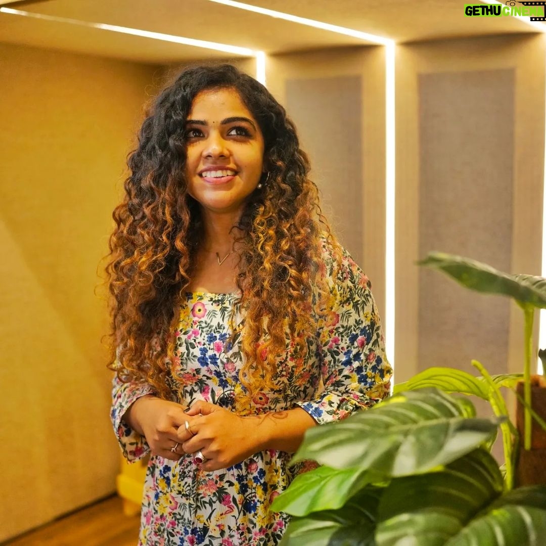 Priya Jerson Instagram - அவரைப்போல் இவரைப்போல் இல்லாமல் உன்னைப்போல் வாழ்ந்து காட்டு♥️♥️♥️Happy August❤️🔥 #supersinger9 #vijaytelevision #vijaytvshow #vijaytv #supersinger #priyajerson #priyajersonsupersinger9 #august #chennai The Mystic's Room