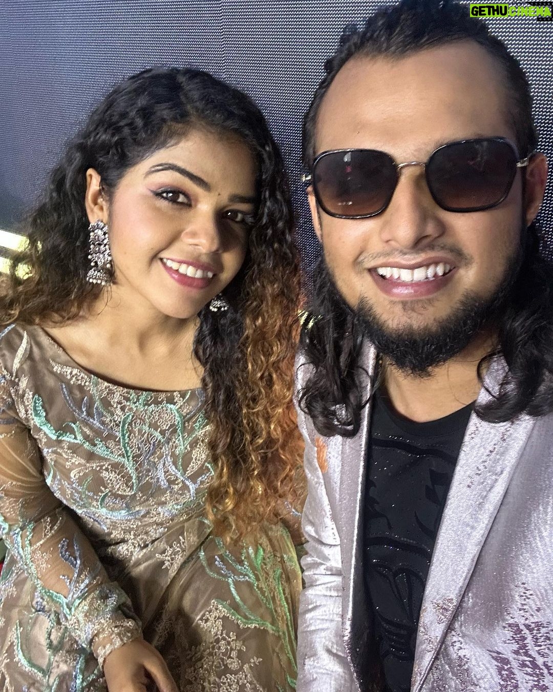Priya Jerson Instagram - Singing bomb💥 @sridharsena Got to listen to this incredible talent live yesterday!🥹❤️way to go bro🙌🏽 #supersinger #supersinger9 #vijaytv #vijaytelevision #supersinger8