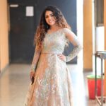 Priya Jerson Instagram – காத்திருந்தால், எதுவும் நடக்காது. இறங்கி போராடு. வெற்றி உன் மகுடம் ஆகும்.
This is just the beginning and needs to learn,work and grow a lot from today. Super singer is not just a competition it’s an emotion and so proud to be a part of it❤️Sharing my victory with equally deserving ones, super talented,my best friends and my biggest supporters @v___pooja and @abhijithanilkumar_ ❤️❤️happy that you guys are a part of my life now. Still can’t believe what all happened on finale and the support you guys gives me makes me emotional all the time. I didn’t expect this support and love and i promise to keep you all entertained whenever I get a chance and surely i will work hard to reach my next goal. Preparing for my next dreams…

📸 : @arvinthiyer
Costume : @styl_chennai