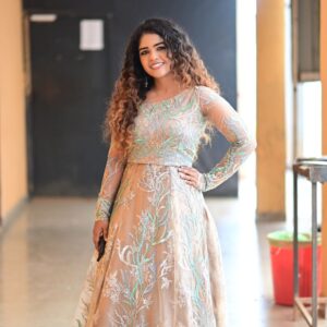 Priya Jerson Instagram - காத்திருந்தால், எதுவும் நடக்காது. இறங்கி போராடு. வெற்றி உன் மகுடம் ஆகும்.
This is just the beginning and needs to learn,work and grow a lot from today. Super singer is not just a competition it's an emotion and so proud to be a part of it❤️Sharing my victory with equally deserving ones, super talented,my best friends and my biggest supporters @v___pooja and @abhijithanilkumar_ ❤️❤️happy that you guys are a part of my life now. Still can't believe what all happened on finale and the support you guys gives me makes me emotional all the time. I didn't expect this support and love and i promise to keep you all entertained whenever I get a chance and surely i will work hard to reach my next goal. Preparing for my next dreams...

📸 : @arvinthiyer
Costume : @styl_chennai