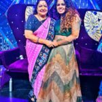 Priya Jerson Instagram - Gem💎❤️ @kschithra ma🥰🥰🥰🥰🥰🥰❤️ 👗Costume and styling : @styl_chennai @preciba_jenifer @mithusha_13 #supersinger9 #supersingerpriyajerson #vijaytelevision #vijaytv #vijaytvshow #supersinger #priyajersonsupersinger9 #priyajerson