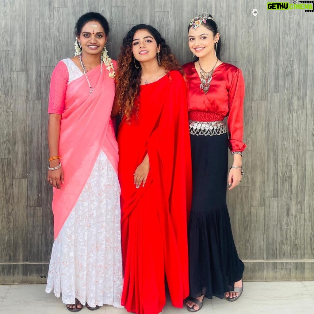 Priya Jerson Instagram - 3 different shades of women❤️❤️❤️ @aruna_ravindran @v___pooja #supersinger #supersinger9 #vijaytv #vijaytelevision #priyajerson #arunasupersinger9 #poojavenkat #supersingers
