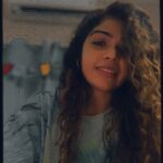 Priya Jerson Instagram - சந்தியாக் கால மேகங்கள் உன் வானில் ஊர்வலம் போகுதே பார்க்கையில் ஏனோ நெஞ்சிலே உன் நடையின் சாயலே தோணுதே நதிகளிலே நீராடும்… சூரியனை நான் கண்டேன் வேர்வைகளின் துளி வழிய… நீ வருவாய் என நின்றேன் உன்னால் என் நெஞ்சில் ஆணின் மனம் நானும் சொந்தம் என்ற எண்ணம் தரும் மகிழ்ச்சி மீறுதே வானைத் தாண்டுதே சாகத் தோன்றுதே… ✨ #priyajerson #vijaytv #vijaytelevision #supersinger #supersinger9 #supersingerjunior #chennaidiaries