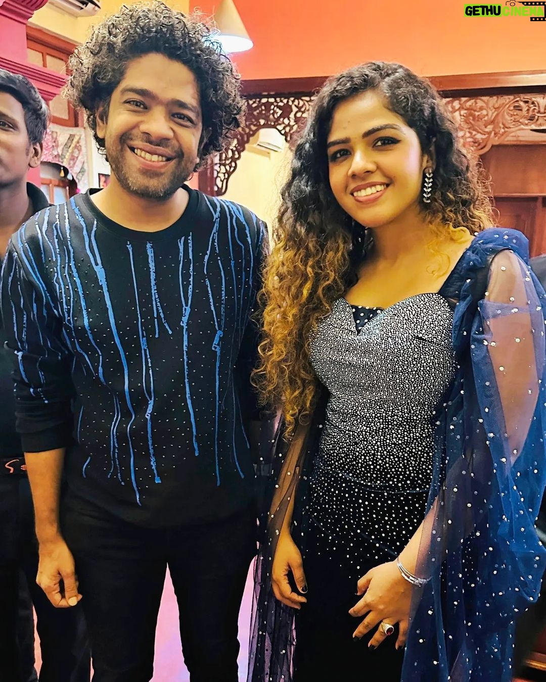 Priya Jerson Instagram - முன்தினம் பார்த்தேனே🙈♥️🤌fangirl moment🥳🤩 @iamnareshiyer #srilankadiaries #concert #colombo #idhunammaooru #nareshiyer #supersinger #supersingerpriyajerson #priyajerson #supersinger9 #vijaytvshow #vijaytelevision #vijaytv Colombo, Sri Lanka