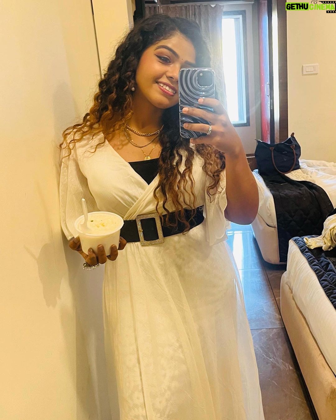 Priya Jerson Instagram - Twinning #thayirsadham 🤍a never ending love story🍚 #priyajerson #priyajersonsupersinger9 #supersinger #supersinger9 #vijaytv #vijaytelevision #vijaytvshow #chennai #pondicherry #pondi #pondicherrydiaries🌴