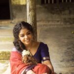 Priya Jerson Instagram - அவரைக்கு பூ அழகு அவருக்கு நான் அழகு🌼 ((1993) (புதிய முகம்) Programming : @omgbatmanactually Mix & master : @__marvan_tk Mua : @m.m_by_madonna 📸 : @chitrapriyadarshini #tamilcover #supersinger #supersinger9 #vijaytv #vijaytelevision #vijaytvshow #tamilsong #tamilsongs #tamillyrics #priyajerson #priyajersonsupersinger9 #supersinger6