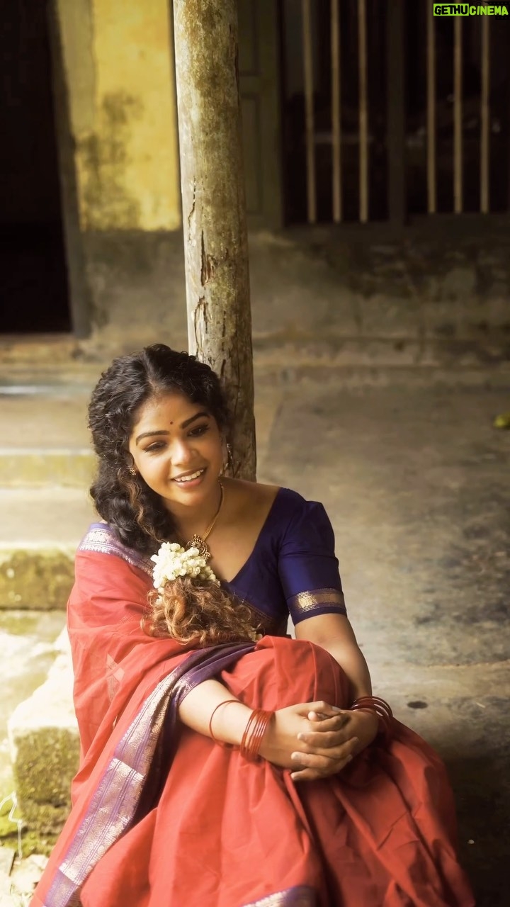 Priya Jerson Instagram - அவரைக்கு பூ அழகு அவருக்கு நான் அழகு🌼 ((1993) (புதிய முகம்) Programming : @omgbatmanactually Mix & master : @__marvan_tk Mua : @m.m_by_madonna 📸 : @chitrapriyadarshini #tamilcover #supersinger #supersinger9 #vijaytv #vijaytelevision #vijaytvshow #tamilsong #tamilsongs #tamillyrics #priyajerson #priyajersonsupersinger9 #supersinger6