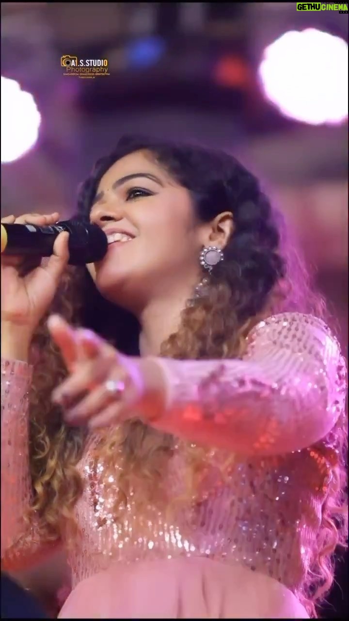 Priya Jerson Instagram - Thisayanvila❤️🔥🔥audience cheers🥹❤️🤌🏻 📸 : @a1.s.studio.thisayanvilai #vijaytv #vijaytelevision #supersinger #supersinger9 #priyajerson #priyajersonsupersinger9 #vijaytvshow #chennai #livesinger #livesinging