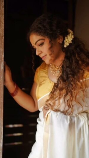 Priya Jerson Instagram - வேறென்ன வேண்டும் உலகத்திலே
இந்த இன்பம் போதும் நெஞ்சினிலே
ஏழேழு ஜென்மம் வாழ்ந்துவிட்டேன்❤️‍🔥🌼
📸 : @chitrapriyadarshini 
Mua💄 : @m.m_by_madonna 
Saree : @ithal.india 

#supersinger #supersinger9 #chennaidiaries #chennai #chennaiblogger #keralaonam #vijaytv #vijaytelevision #cookwithcomali #supersinger6 #supersingerpriyajerson #priyajerson #priyajersonsupersinger9