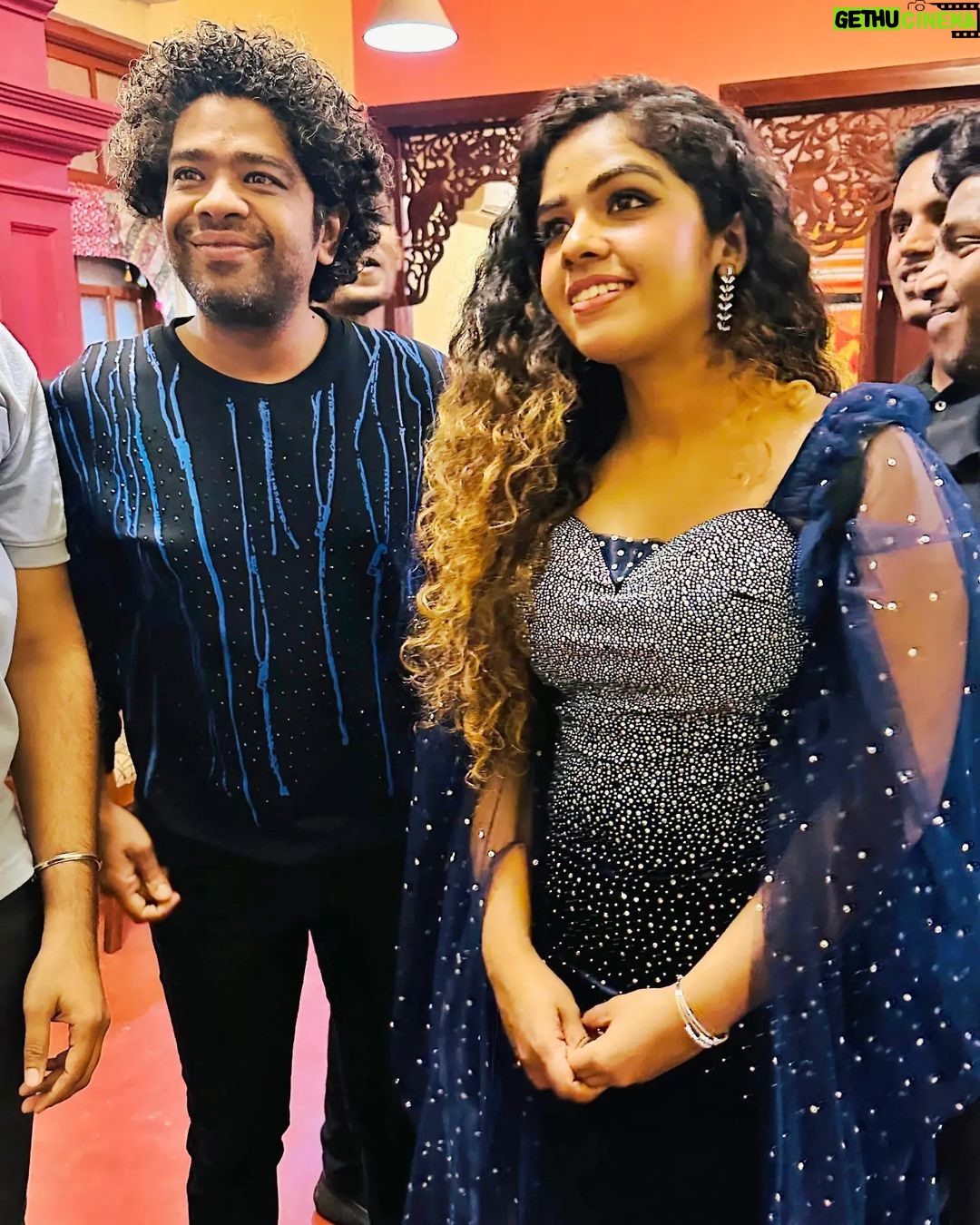 Priya Jerson Instagram - முன்தினம் பார்த்தேனே🙈♥️🤌fangirl moment🥳🤩 @iamnareshiyer #srilankadiaries #concert #colombo #idhunammaooru #nareshiyer #supersinger #supersingerpriyajerson #priyajerson #supersinger9 #vijaytvshow #vijaytelevision #vijaytv Colombo, Sri Lanka