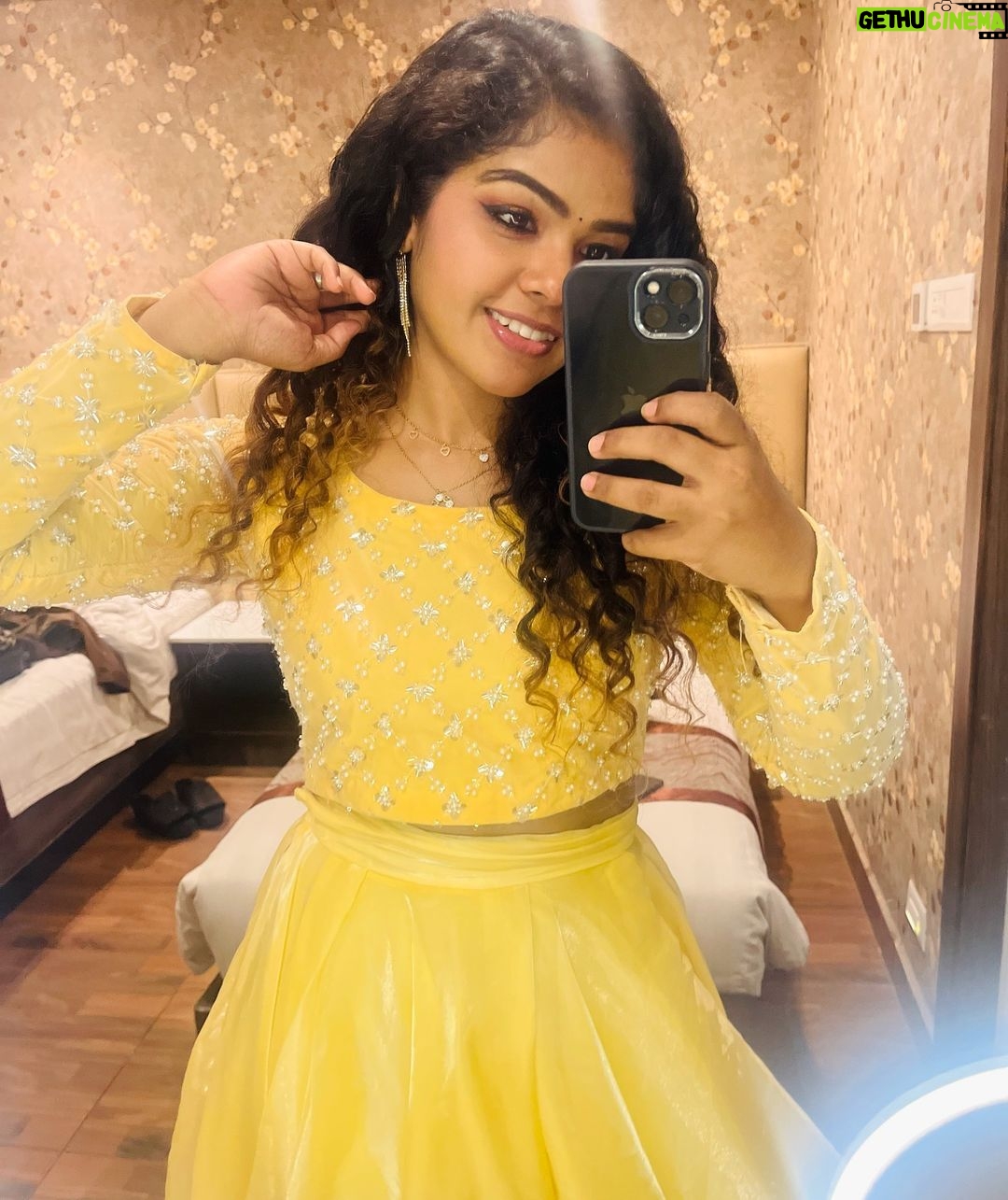 Priya Jerson Instagram - Andhi vaanam Araikkum manjal Aggini kozhundhil Pooththa manjal Thanga thodu Janiththa manjal Kondrai poovil Kuliththa manjal மஞ்சள்..மஞ்சள்.. மஞ்சள்..💛💛🌝🌻 #priyajerson #vijaytelevision #supersinger #vijaytv #supersinger9 #supersinger10 #vijaytv Madurai, India
