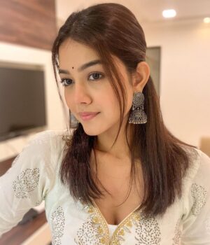 Priyal Mahajan Instagram - हमारी तरफ से निगाहें हटा लो !!