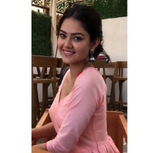 Priyal Mahajan Instagram - ❤️ Makeup- @makeupmistress_uneza Mumbai, Maharashtra