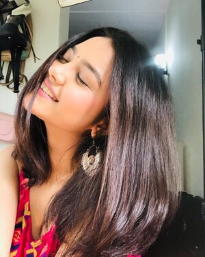Priyal Mahajan Instagram - ❤️Sending love and smiles to who ever needs it today❤️