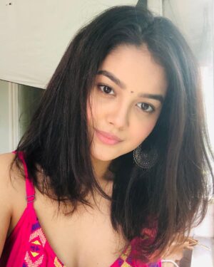 Priyal Mahajan Instagram - ❤️Sending love and smiles to who ever needs it today❤️