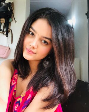 Priyal Mahajan Instagram - ❤️Sending love and smiles to who ever needs it today❤️