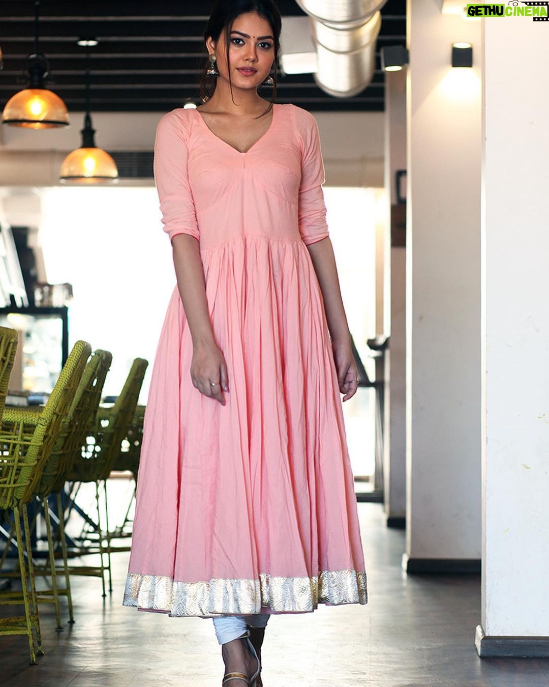 Priyal Mahajan Instagram - Sync in pink๐ธ๐๐ Outfit- @ambraee_ Makeup&hair- @makeupmistress_uneza